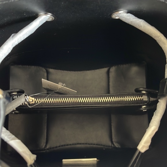 Michael Kors Mercer Gallery striped Convertible Bucket Shoulder Bag or crossbody - Picture 10 of 12